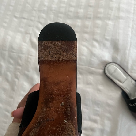 Authentic Givenchy Paris Burgundy Leather Slide Mules
Size: EU 39 / US 9 - Picture 3 of 11